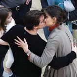 Tom Cruise besa a Katie Holmes mientras sostiene a su hija Suri en brazos