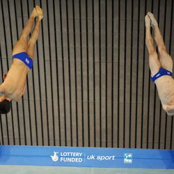 Tom Daley ejecutando uno de sus saltos desde el trampolín