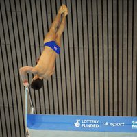 Tom Daley ejecutando uno de sus saltos desde el trampolín