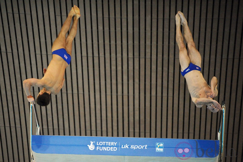 Tom Daley ejecutando uno de sus saltos desde el trampolín