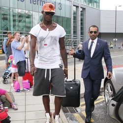 Mario Balotelli en el aeropuerto de Manchester