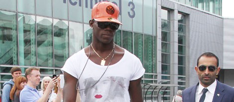 Mario Balotelli en el aeropuerto de Manchester