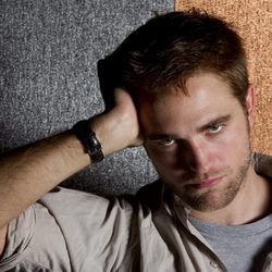 Robert Pattinson posa para los retratos del Festival de Cannes