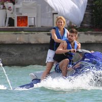 Shakira y Gerard Piqué en moto de agua durante sus vacaciones en Miami