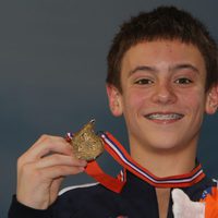 Tom Daley presume de medalla en el Campeonato Europeo de 2008