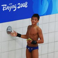 Tom Daley duchándose en la piscina de los Juegos Olímpicos de Pekín 2008