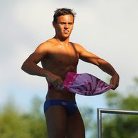 Tom Daley preparándose para ejecutar uno de sus saltos desde el trampolín