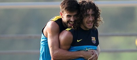 Gerard Piqué agarra a Carles Puyol en un entrenamiento con el Barça