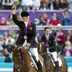 Zara Phillips a lomos de High Kingdom con la medalla de plata conseguida en Londres 2012