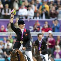 Zara Phillips a lomos de High Kingdom con la medalla de plata conseguida en Londres 2012