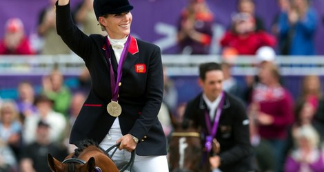 Zara Phillips a lomos de High Kingdom con la medalla de plata conseguida en Londres 2012