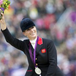 Zara Phillips con la medalla de plata obtenida en Londres 2012