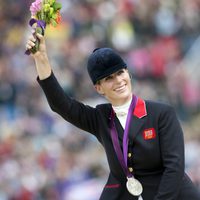 Zara Phillips con la medalla de plata obtenida en Londres 2012