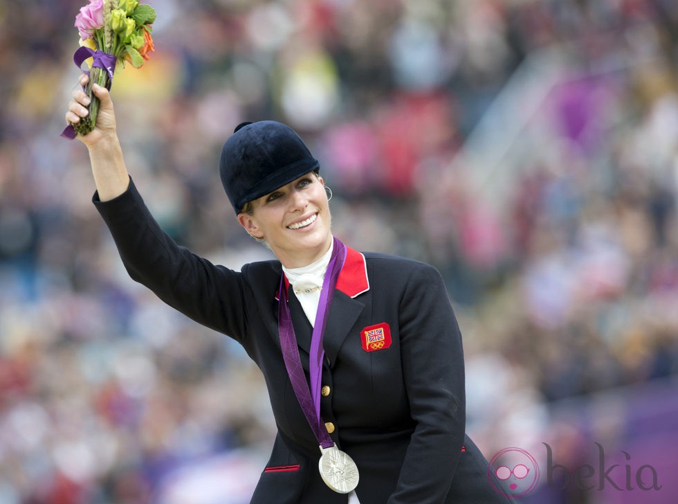 Zara Phillips con la medalla de plata obtenida en Londres 2012