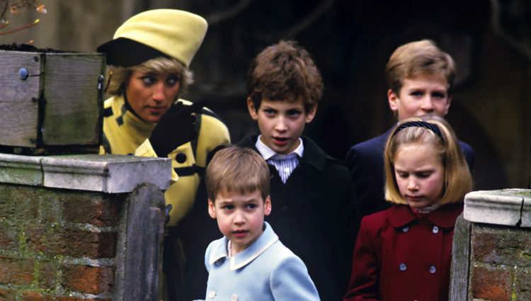 Diana de Gales, el Príncipe Guillermo, Peter y Zara Phillips en 1987