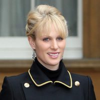 Zara Phillips con la Medalla de la Orden del Imperio Británico