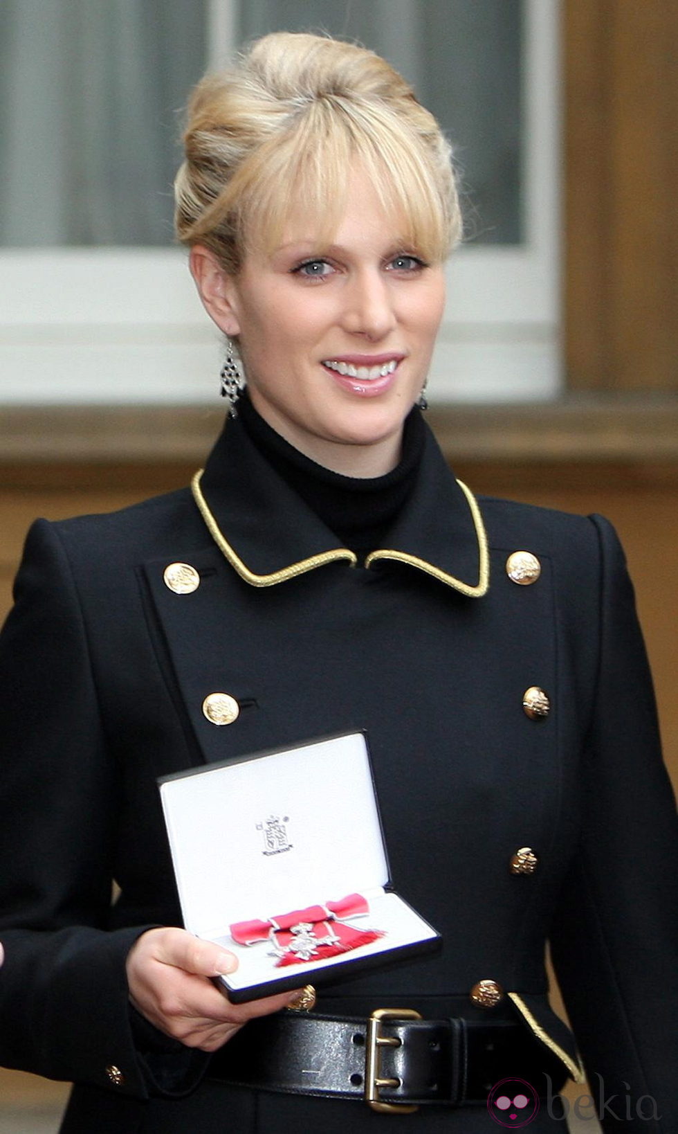 Zara Phillips con la Medalla de la Orden del Imperio Británico