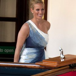 Zara Phillips en la fiesta previa a su boda con Mike Tindall en el Yate Britannia