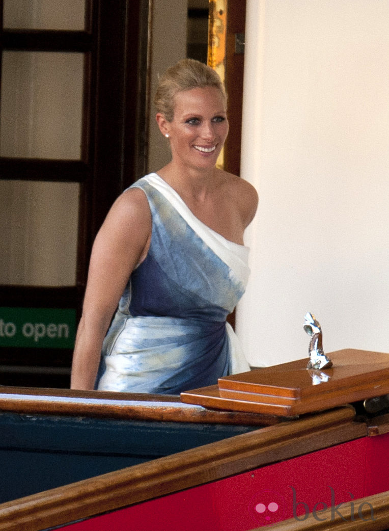 Zara Phillips en la fiesta previa a su boda con Mike Tindall en el Yate Britannia