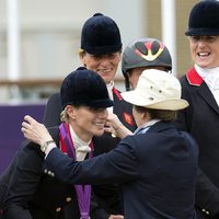 La Princesa Ana impone la medalla de plata a Zara Phillips en Londres 2012