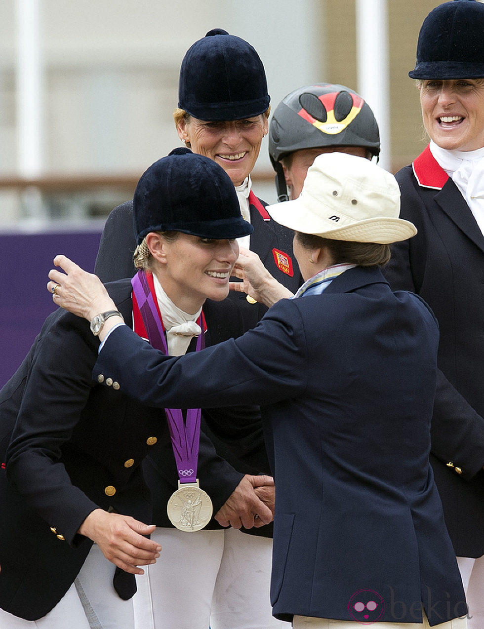 La Princesa Ana impone la medalla de plata a Zara Phillips en Londres 2012