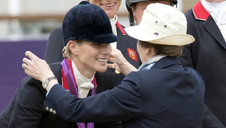 La Princesa Ana impone la medalla de plata a Zara Phillips en Londres 2012