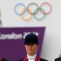 Zara Phillips con la medalla de plata de hípica en Londres 2012