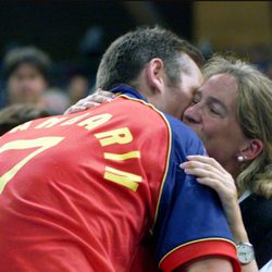 Iñaki Urdangarín besa a la Infanta Cristina tras conseguir una medalla de bronce en Sidney 2000