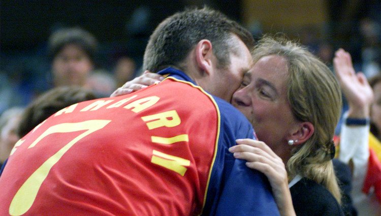 Iñaki Urdangarín besa a la Infanta Cristina tras conseguir una medalla de bronce en Sidney 2000