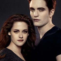 Kristen Stewart y Robert Pattinson en un poster promocional de 'Amanecer.Parte 2'