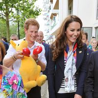 El Príncipe Harry y Kate Middleton durante su visita a la villa olímpica de Londres 2012