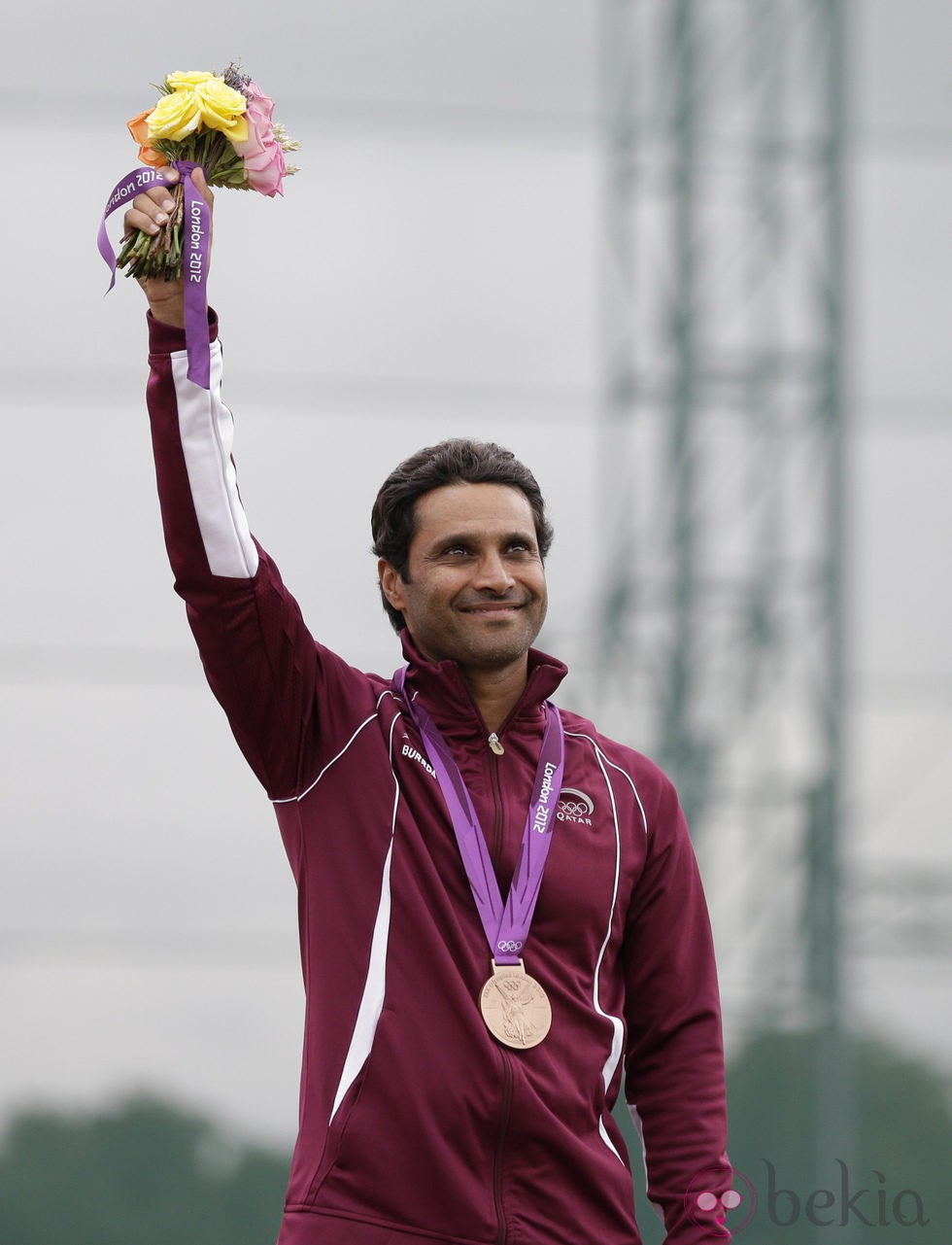 Nasser Al-Attiyah de Catar con la medalla conseguida en Londres 2012