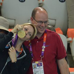 Charlene de Mónaco besa la medalla obtenida por Chad Le Clos en Londres 2012