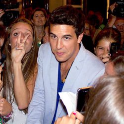 Mario Casas, rodeado de fans antes de dar el pregón de las fiestas de A Coruña