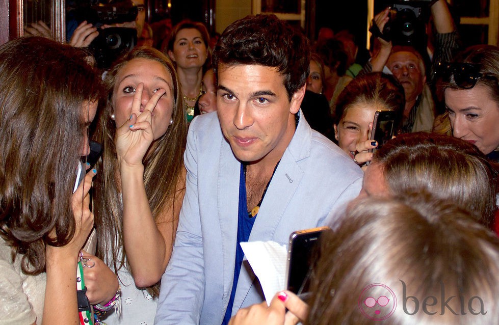 Mario Casas, rodeado de fans antes de dar el pregón de las fiestas de A Coruña