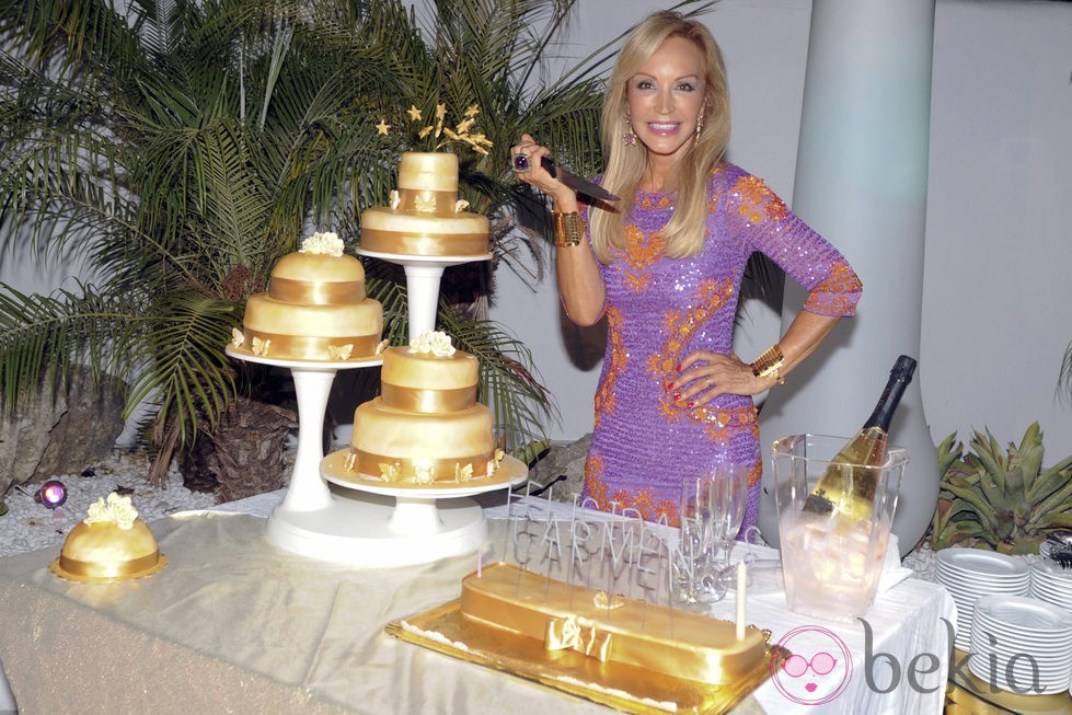 Carmen Lomana con su tarta de cumpleaños