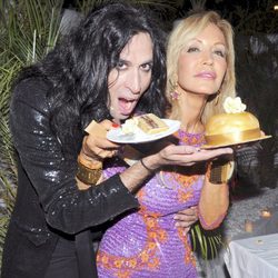 Mario Vaquerizo y Carmen Lomana con la tarta de cumpleaños