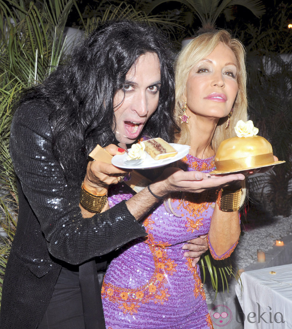 Mario Vaquerizo y Carmen Lomana con la tarta de cumpleaños