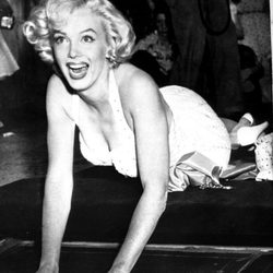 Marylin Monroe deja sus huellas en un acto homenaje