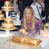 Carmen Lomana sopla las velas en su fiesta de cumpleaños