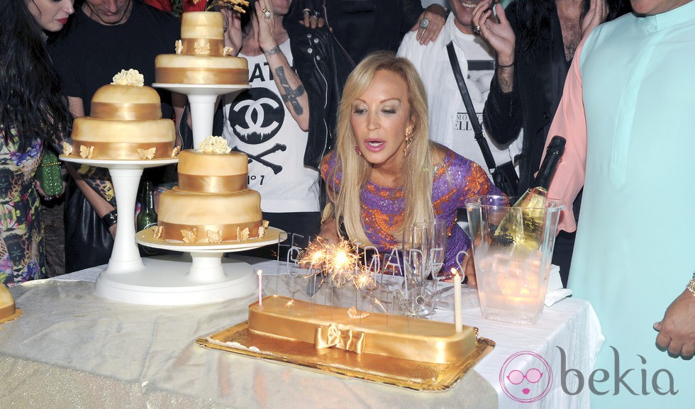 Carmen Lomana sopla las velas en su fiesta de cumpleaños