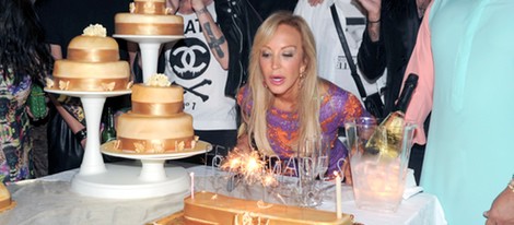 Carmen Lomana sopla las velas en su fiesta de cumpleaños