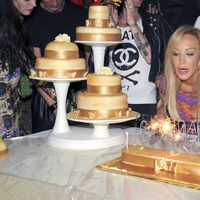 Carmen Lomana sopla las velas en su fiesta de cumpleaños