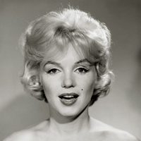 Primer plano de Marilyn Monroe, que posa con el pelo corto