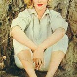 Marilyn Monroe en 1956 con un conjunto blanco y sandalias de rayas