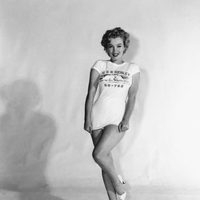 Marilyn Monroe en 1953 con una camiseta con la leyenda 'USS Henley'