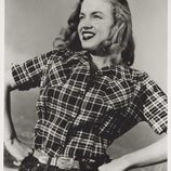 Marilyn Monroe con una camisa de cuadros en 1946