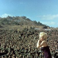 Marilyn Monroe con un vestido color berenjena de lentejuelas en 1954