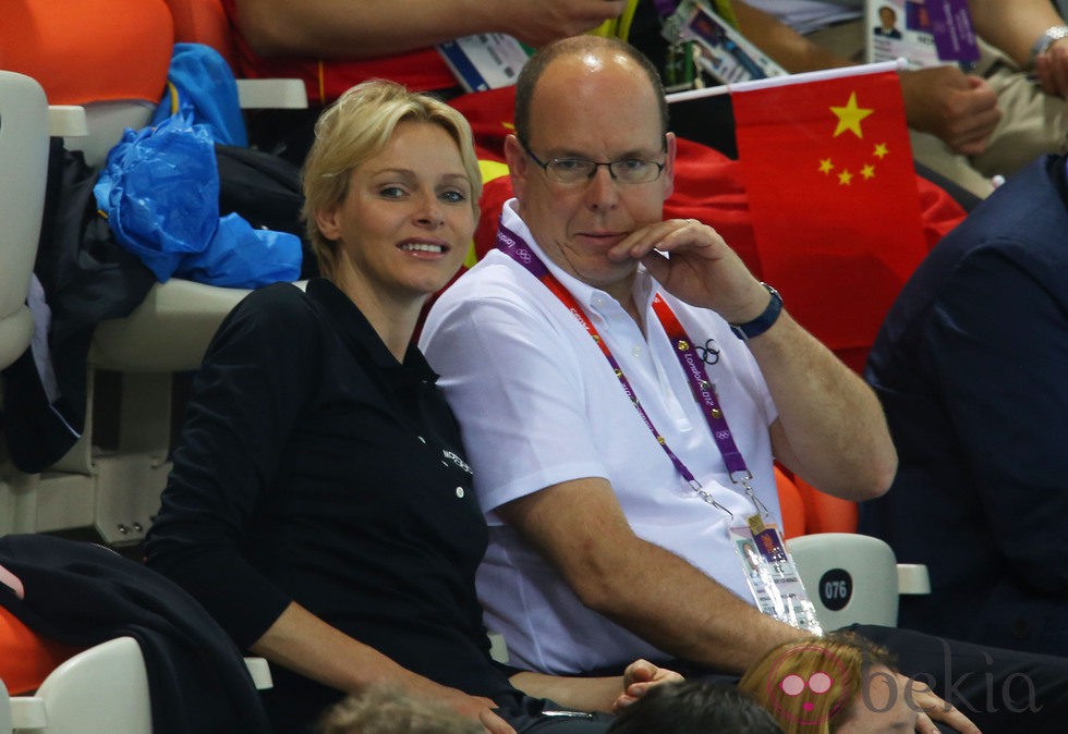 Alberto y Charlene de Mónaco ven la natación en Londres 2012