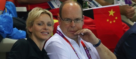 Alberto y Charlene de Mónaco ven la natación en Londres 2012